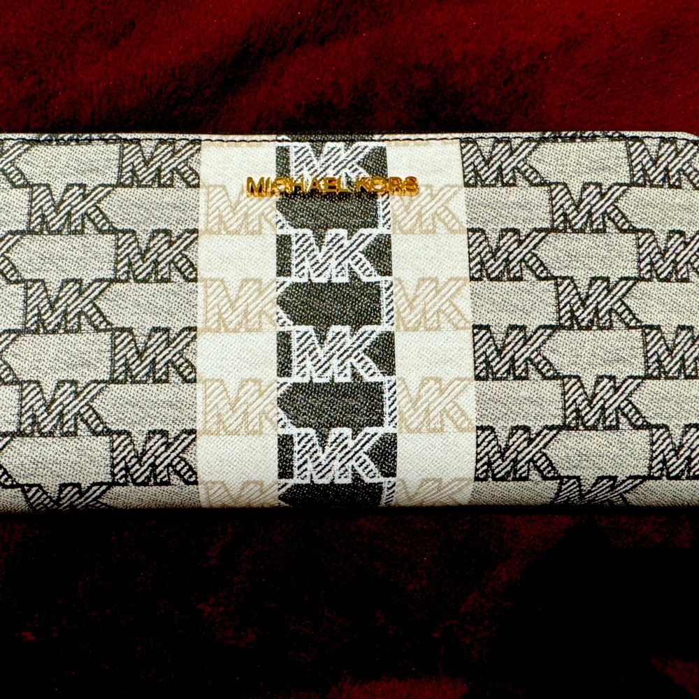 Brand new Michael Kors jet set travel continental wallet